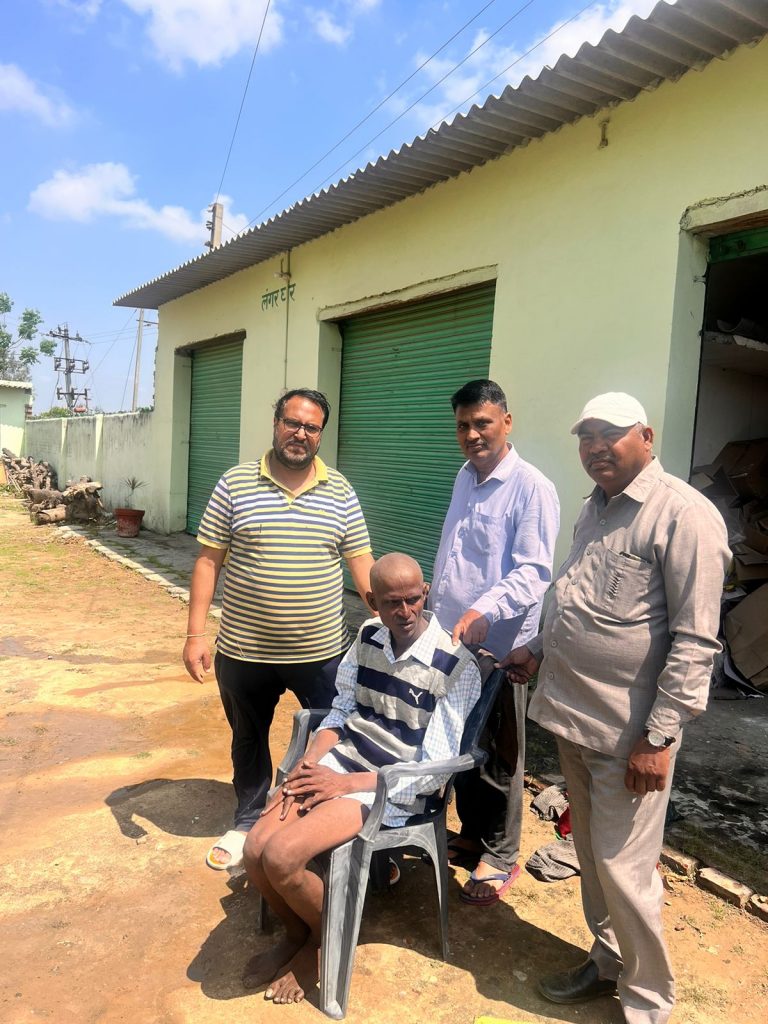 Shah Satnam Ji Green S Welfare Force wing Volunteers Helping Mentally Challenged People